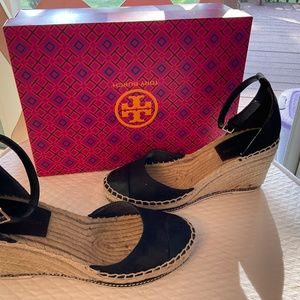 TORY BURCH BLACK WEDGE ESPADRILLES—6 1/2